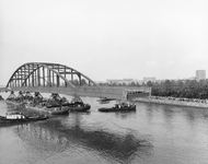 46199 Afbeelding van het transport van de oude Galecopperbrug over het Amsterdam-Rijnkanaal te Utrecht teneinde als ...